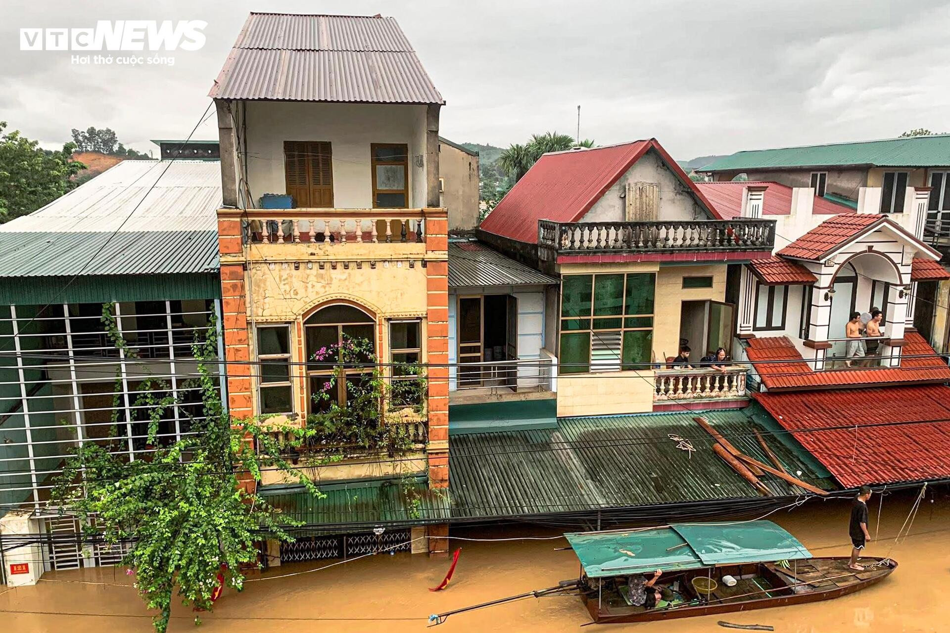 Nước lũ sông Hồng tràn vào nhà dân, ngập tới nóc tầng 1 - 13