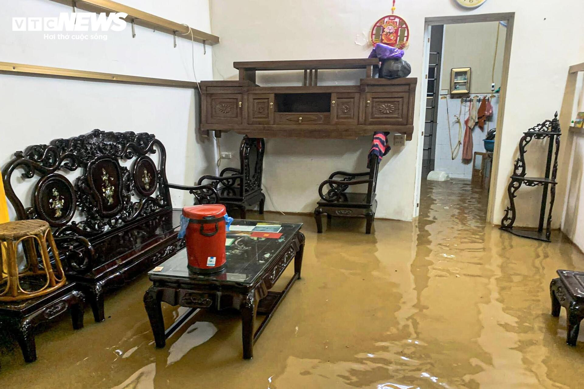 Nước lũ sông Hồng tràn vào nhà dân, ngập tới nóc tầng 1 - 3