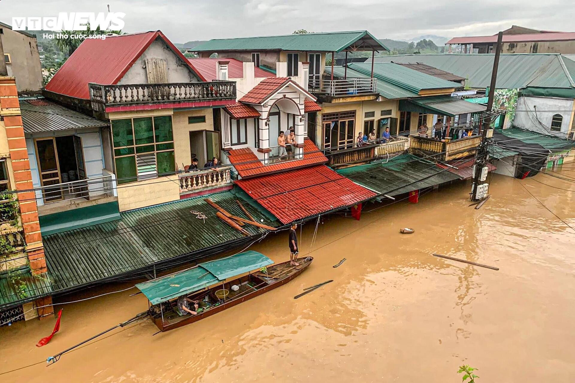 Nước lũ sông Hồng tràn vào nhà dân, ngập tới nóc tầng 1 - 7