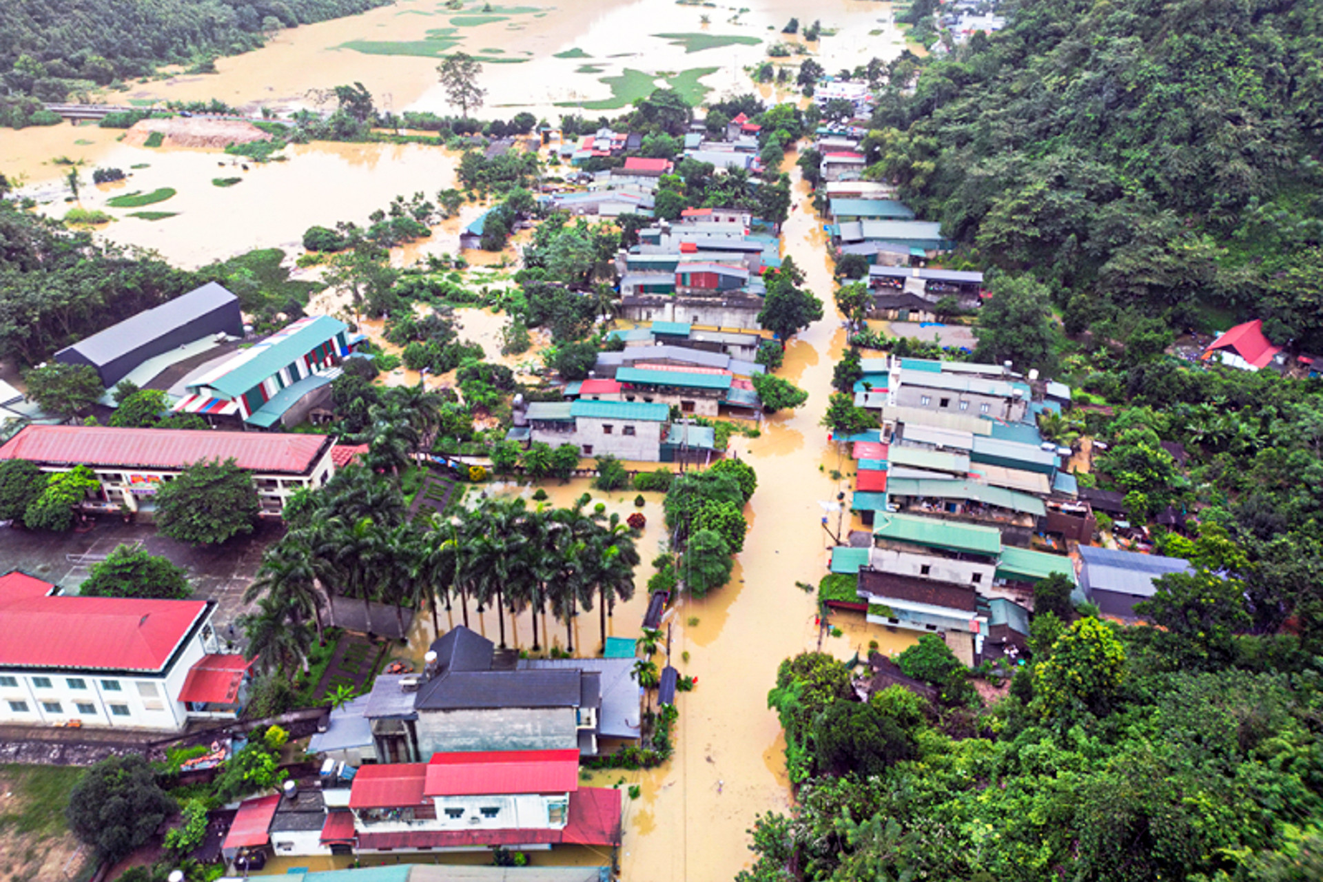 Nước lũ sông Hồng tràn vào nhà dân, ngập tới nóc tầng 1 - 1