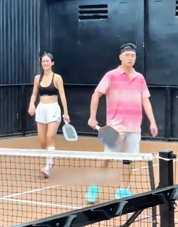 Sắc vóc quyến rũ của Á hậu Vbiz thân mật với chồng cũ Diệp Lâm Anh trên sân pickleball