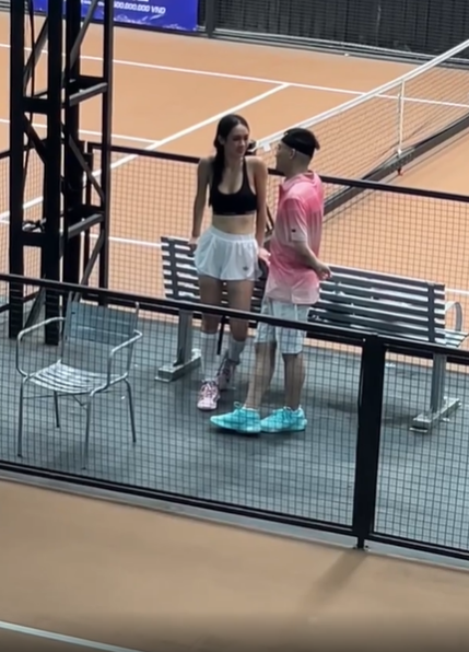 Sắc vóc quyến rũ của Á hậu Vbiz thân mật với chồng cũ Diệp Lâm Anh trên sân pickleball