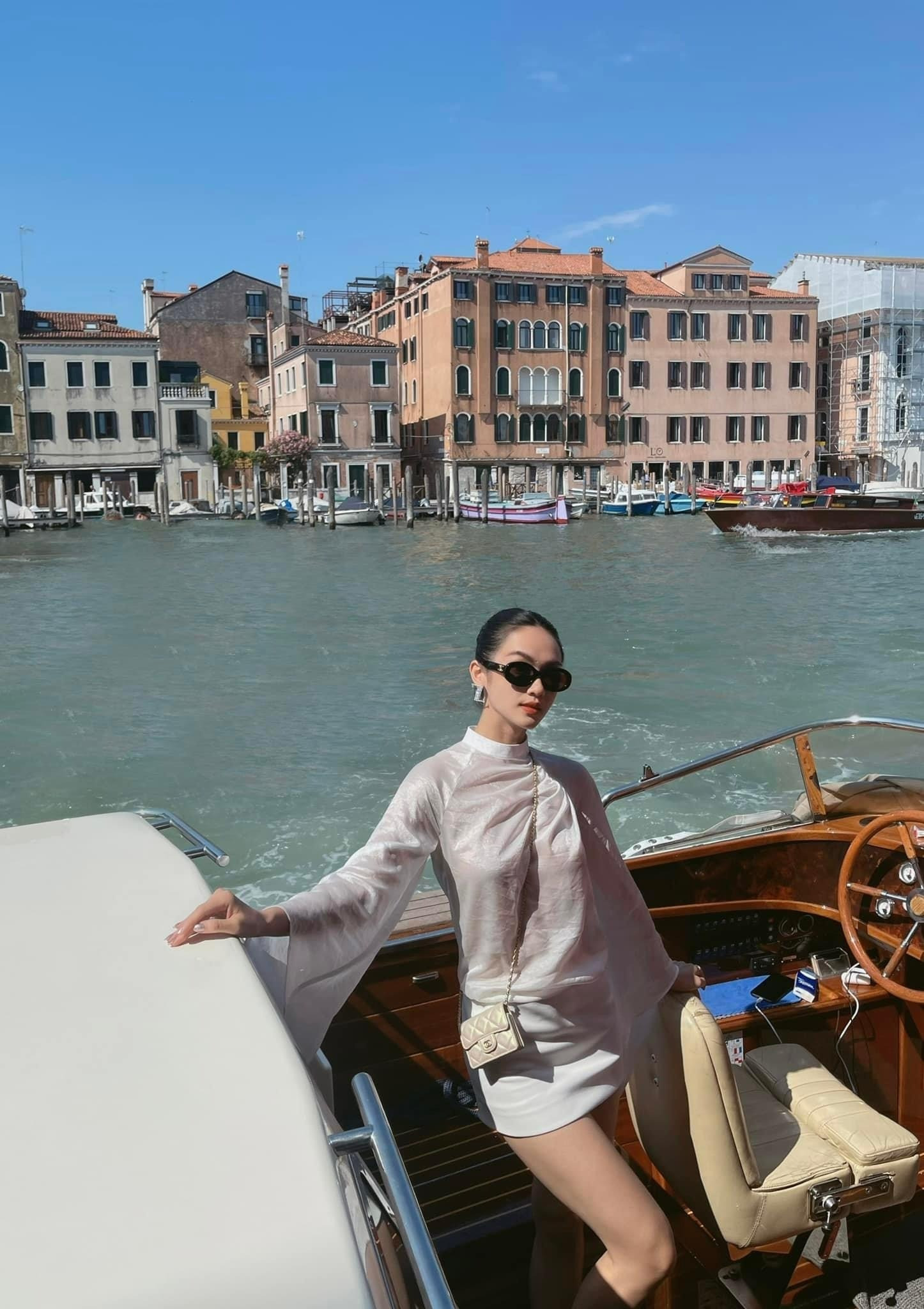 Sắc vóc quyến rũ của Á hậu Vbiz thân mật với chồng cũ Diệp Lâm Anh trên sân pickleball