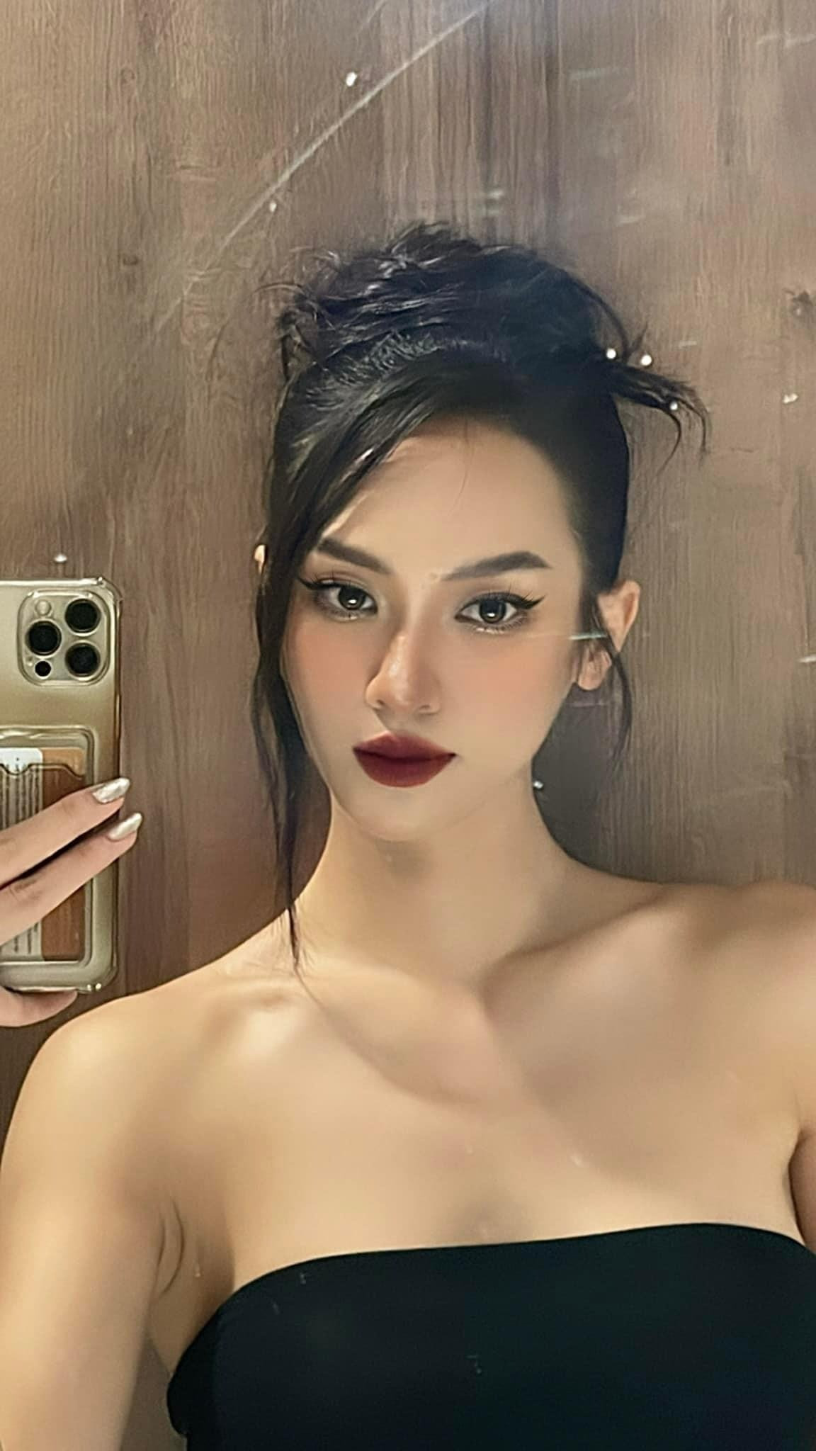 Sắc vóc quyến rũ của Á hậu Vbiz thân mật với chồng cũ Diệp Lâm Anh trên sân pickleball