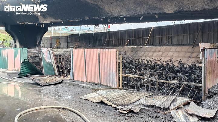 Khoảng 500 xe máy cháy rụi tại bại giữ xe dưới gầm cầu Vĩnh Tuy.