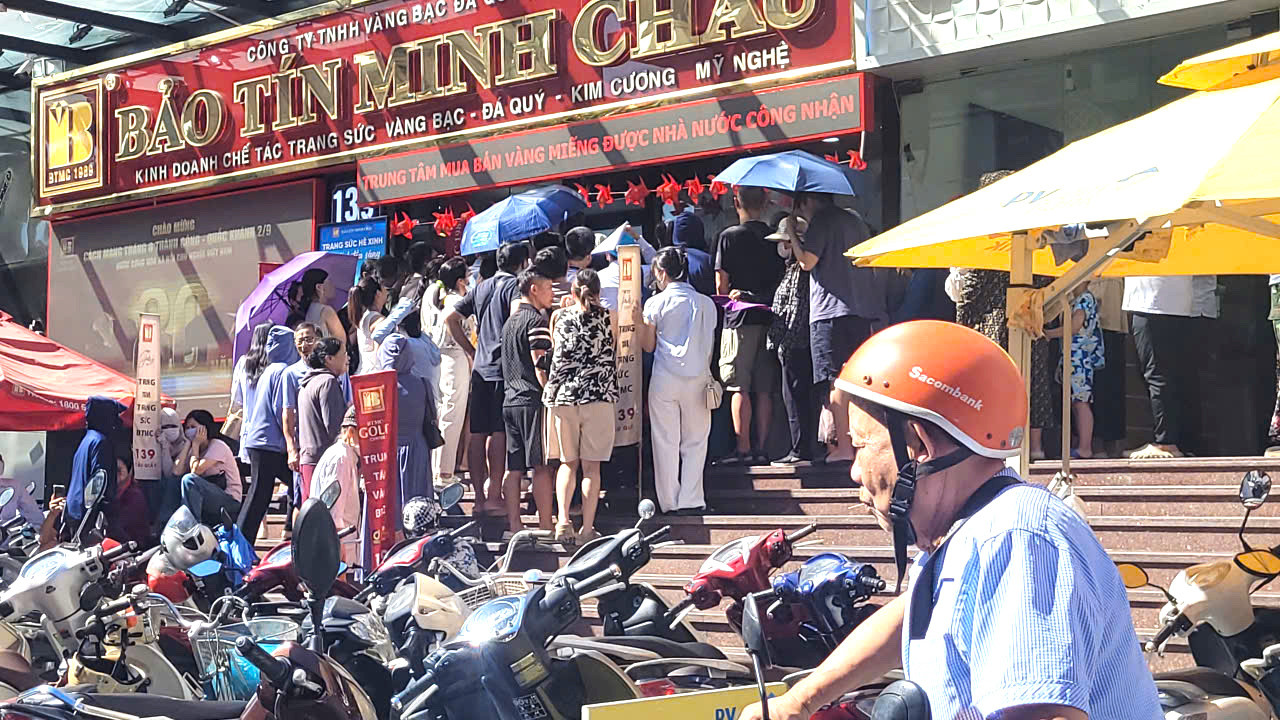 Nghẹt thở trước tiệm vàng , hàng trăm người xếp hàng chờ mua vàng ở Hà Nội - Ảnh 2.