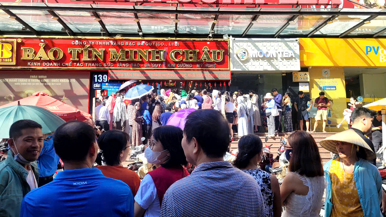 Nghẹt thở trước tiệm vàng , hàng trăm người xếp hàng chờ mua vàng ở Hà Nội - Ảnh 1.