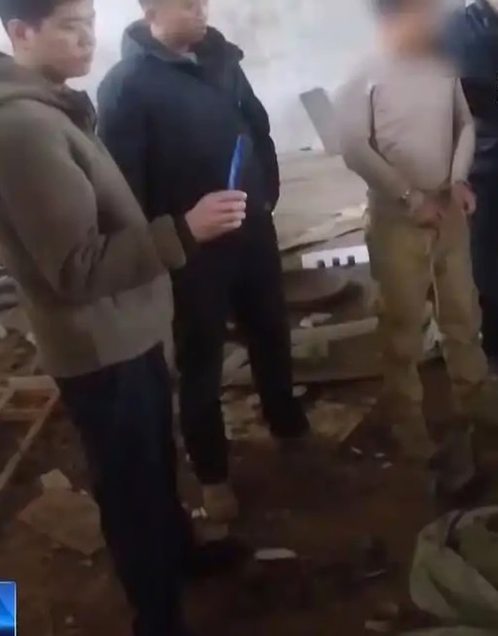 Yu là người bị còng tay. (Ảnh: CCTV)