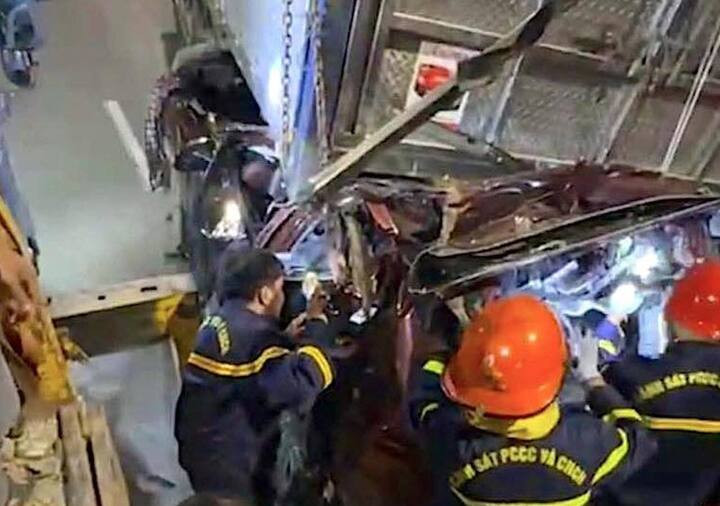 Cảnh sát phá cửa đưa các nạn nhân mắc kẹt ra ngoài.