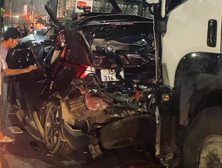 Chiếc xe bẹp dúm sau cú tông liên hoàn.