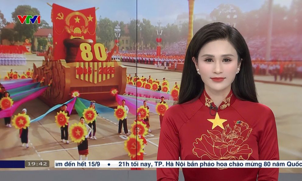 Profile khủng của nữ BTV đang gây sốt khi diện trang phục áo dài đỏ dẫn bản tin Thời Sự tối 29