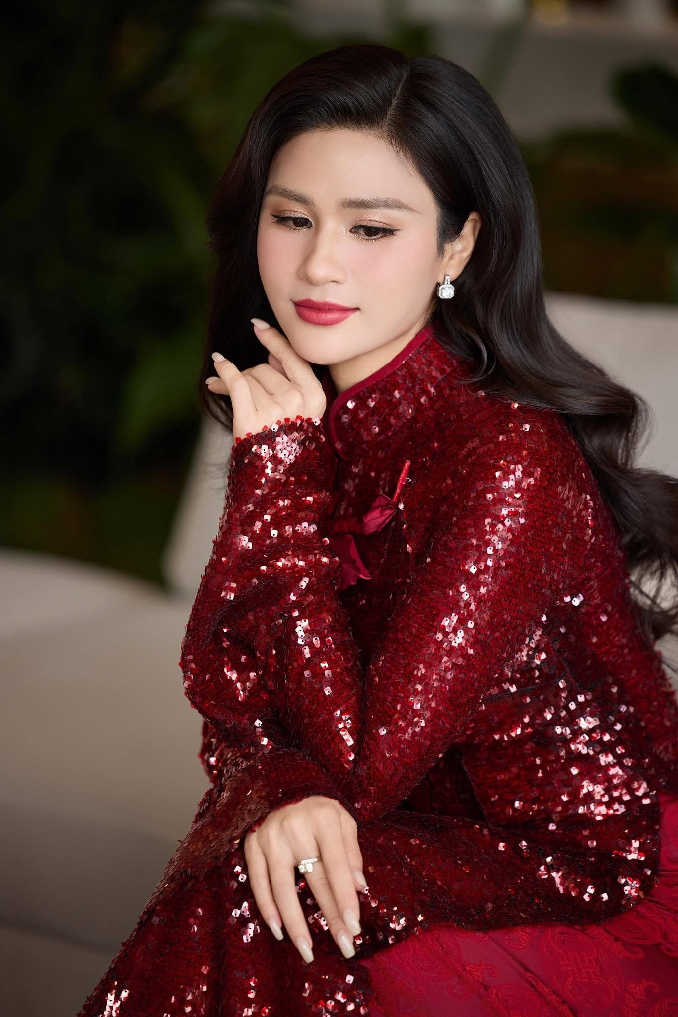 Profile khủng của nữ BTV đang gây sốt khi diện trang phục áo dài đỏ dẫn bản tin Thời Sự tối 29