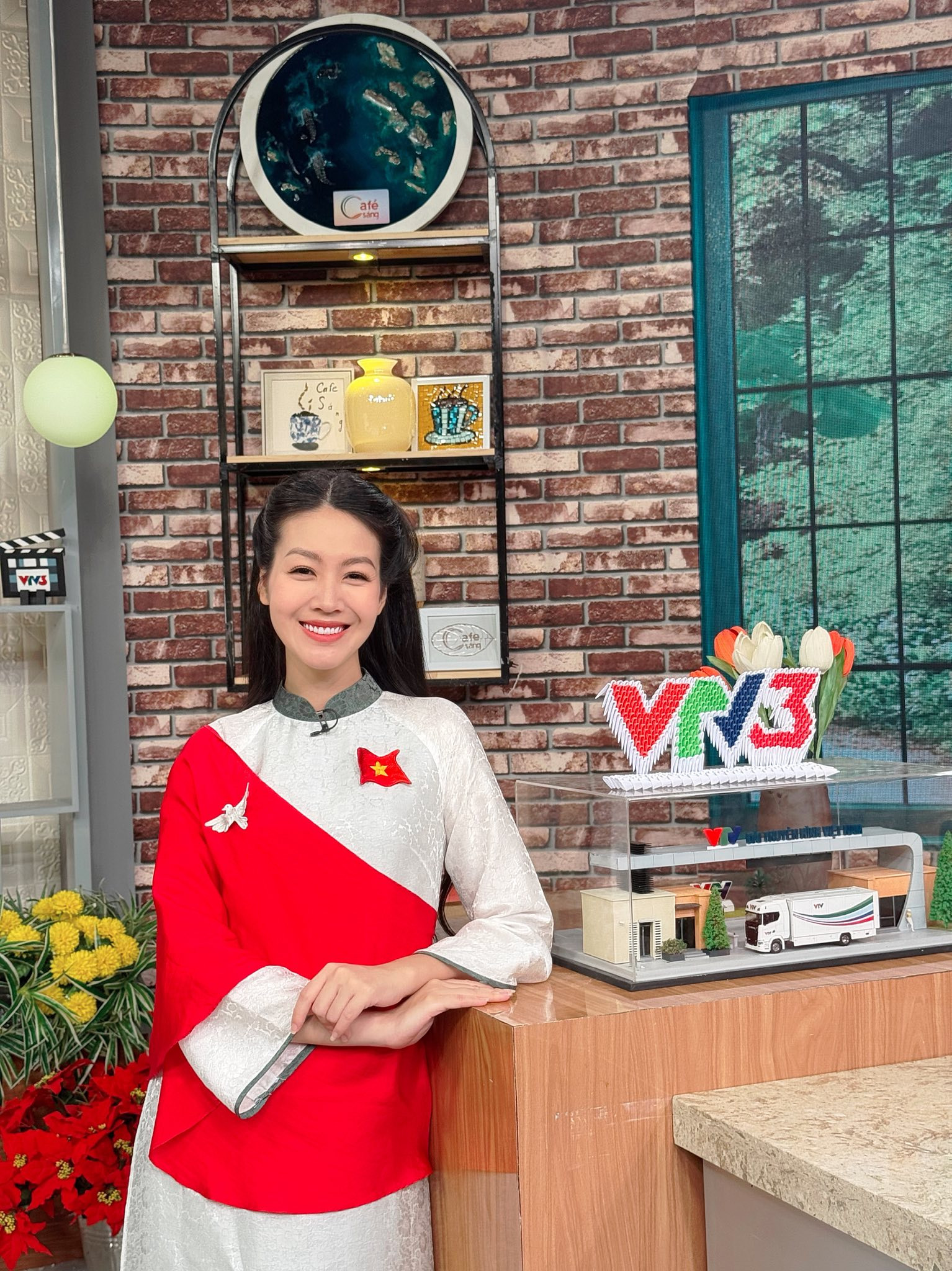 Sắc vóc nữ biên tập viên dẫn truyền hình trực tiếp lễ diễu binh, diễu hành A80 - Ảnh 3.