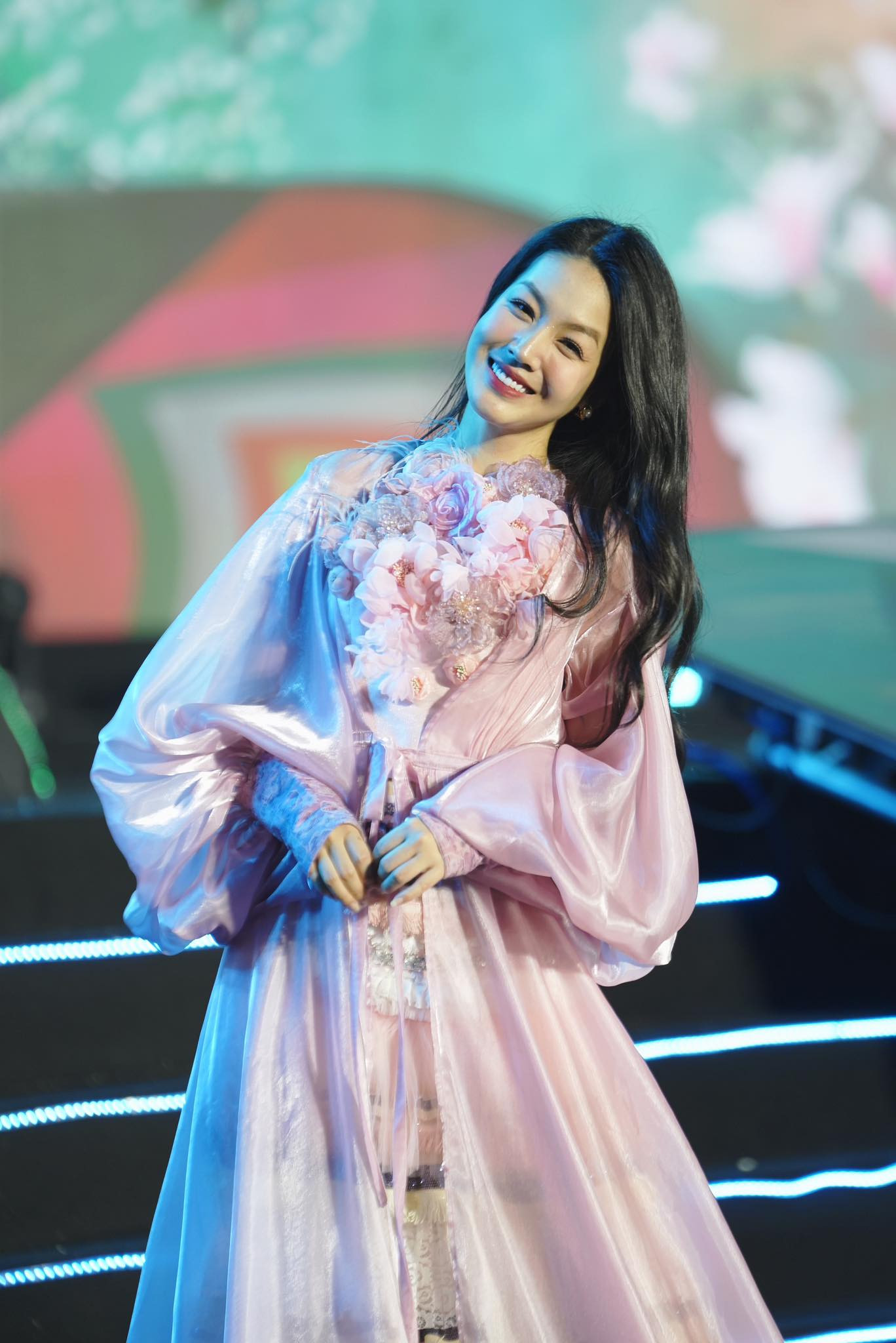 Sắc vóc nữ biên tập viên dẫn truyền hình trực tiếp lễ diễu binh, diễu hành A80 - Ảnh 7.