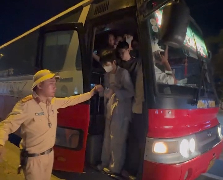 Xe khách 46 chỗ nhồi nhét 82 người.