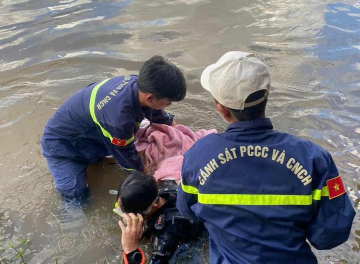 Lực lượng Cảnh sát PCCC&CNCH Công an Quảng Trị tìm thấy thi thể 2 bé gái và đưa lên bờ. (Ảnh: Đ.N)