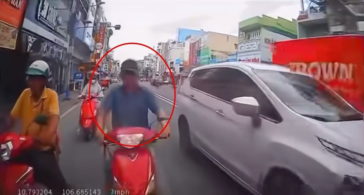 Người đàn ông liên tục húc vào đuôi ô tô trên đường Phan Đình Phùng. (Ảnh: Cắt từ clip).