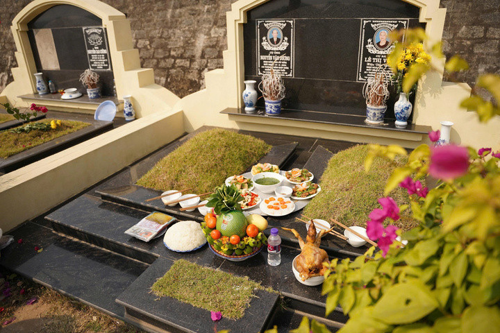 Dù ở xa nhưng dịch vụ cúng giỗ online giúp nhiều gia đình an lòng khi nhân viên thắp hương chu đáo cho người thân của mình.