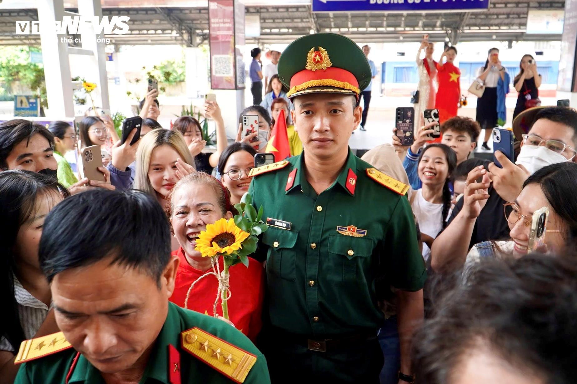 Đoàn chiến sĩ hoàn thành nhiệm vụ A80 trở về TP.HCM trong vòng tay người dân - 7