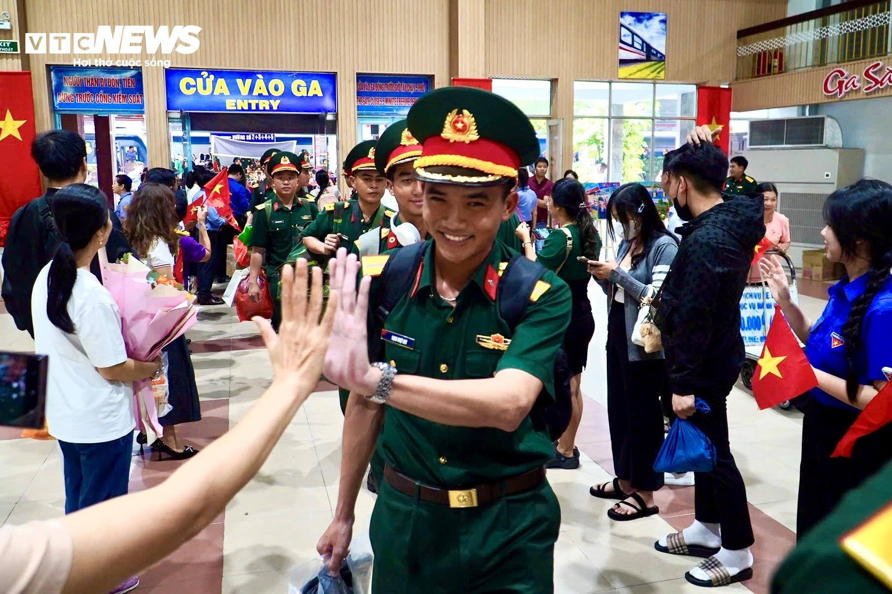 Đoàn chiến sĩ hoàn thành nhiệm vụ A80 trở về TP.HCM trong vòng tay người dân - 12