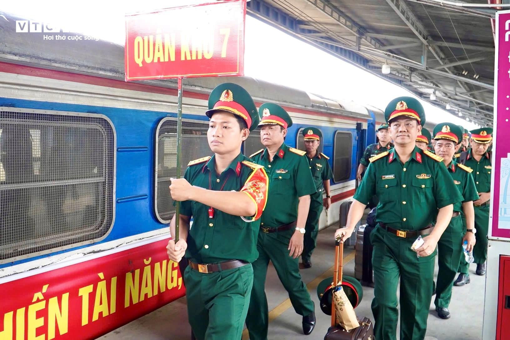 Đoàn chiến sĩ hoàn thành nhiệm vụ A80 trở về TP.HCM trong vòng tay người dân - 3