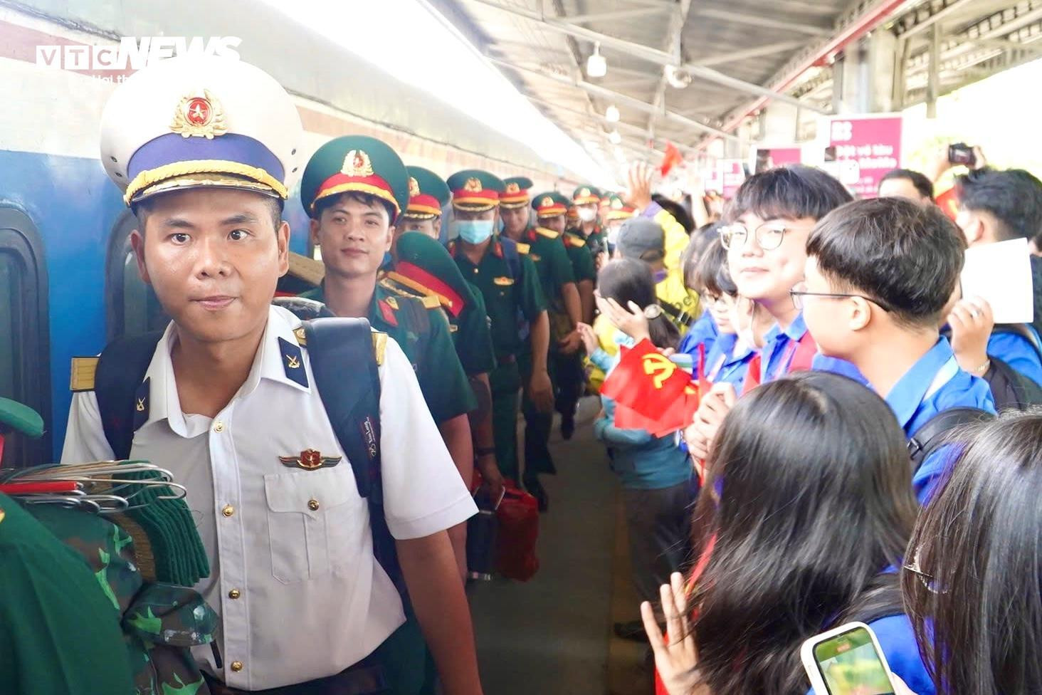 Đoàn chiến sĩ hoàn thành nhiệm vụ A80 trở về TP.HCM trong vòng tay người dân - 10