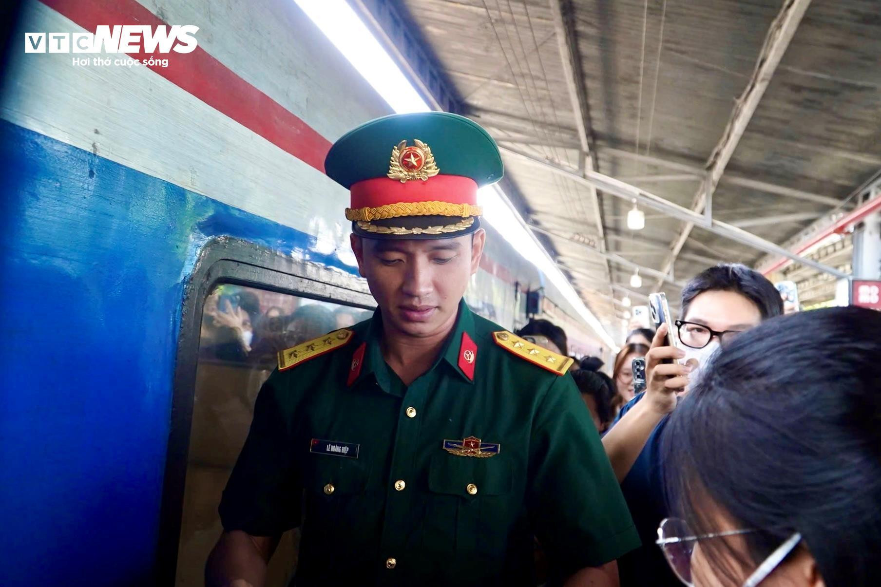 Đoàn chiến sĩ hoàn thành nhiệm vụ A80 trở về TP.HCM trong vòng tay người dân - 6