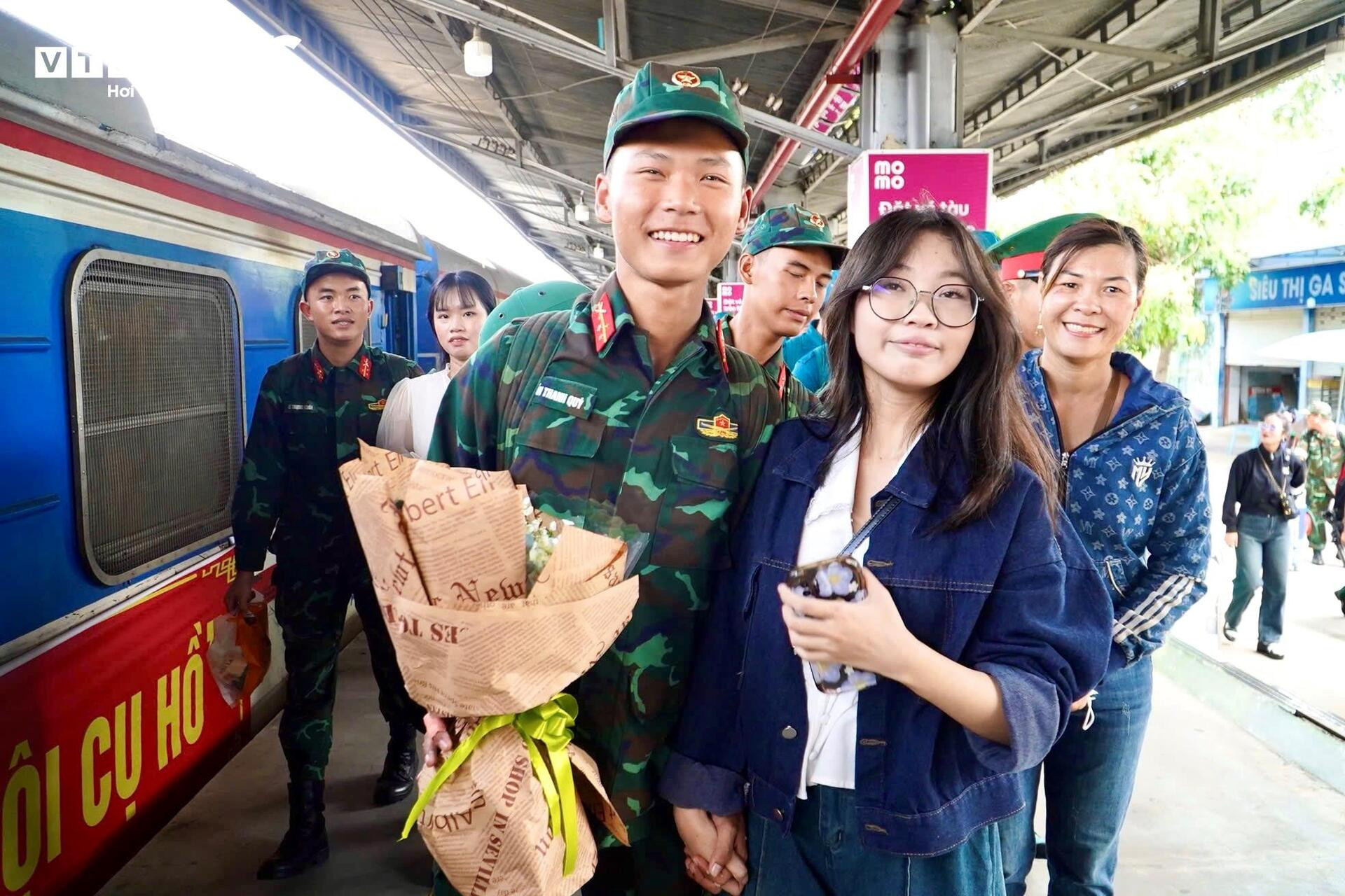 Đoàn chiến sĩ hoàn thành nhiệm vụ A80 trở về TP.HCM trong vòng tay người dân - 8