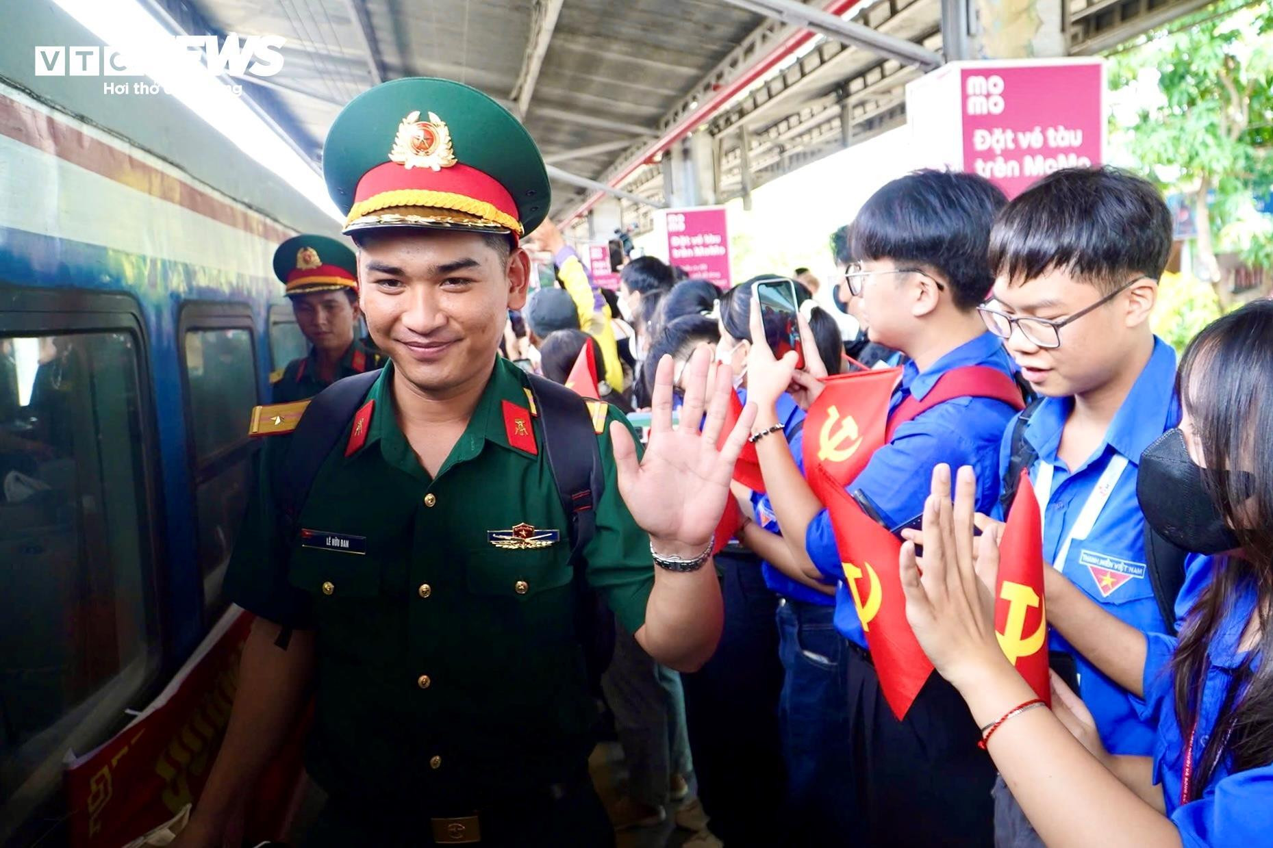 Đoàn chiến sĩ hoàn thành nhiệm vụ A80 trở về TP.HCM trong vòng tay người dân - 4