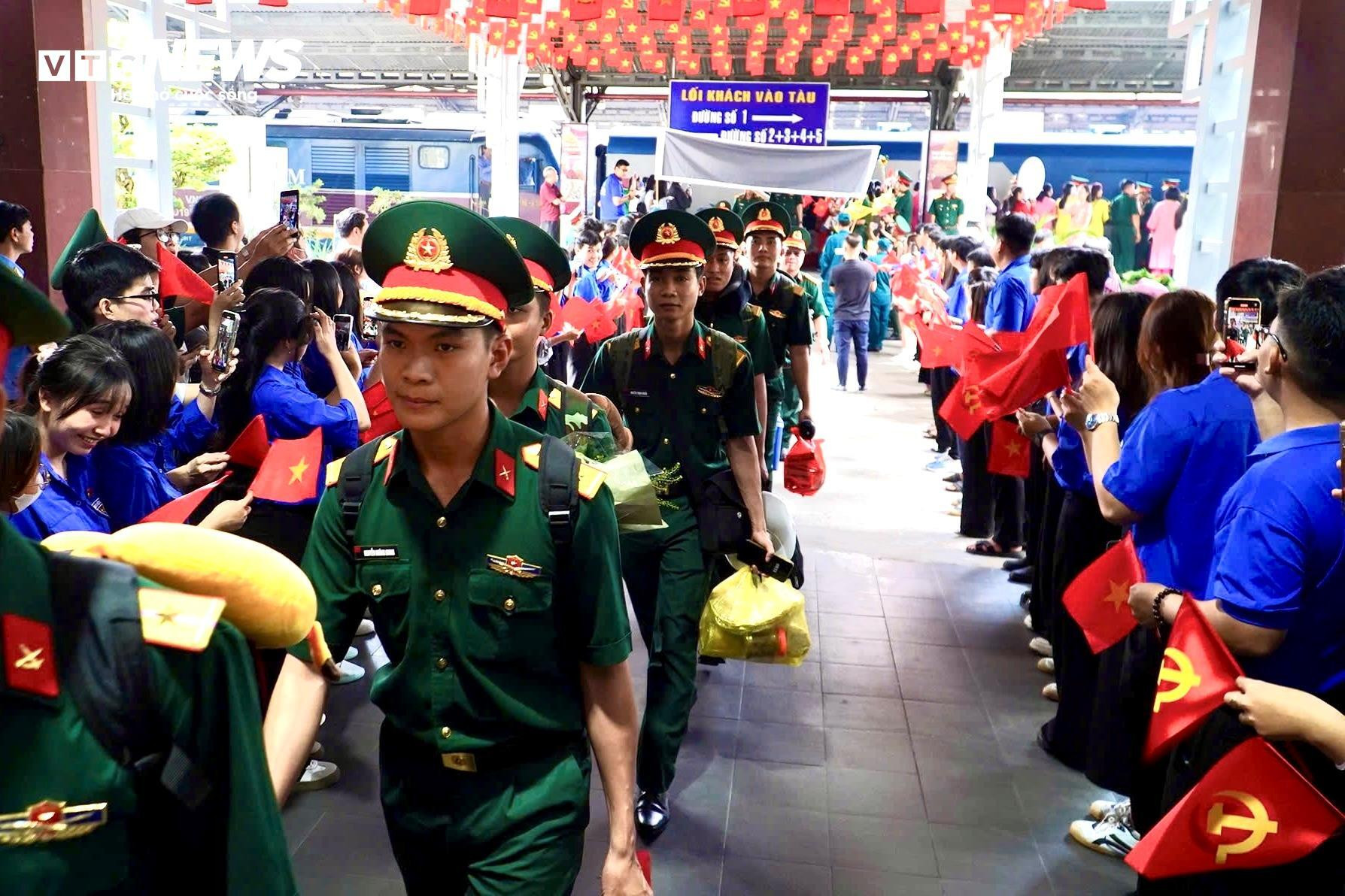 Đoàn chiến sĩ hoàn thành nhiệm vụ A80 trở về TP.HCM trong vòng tay người dân - 9