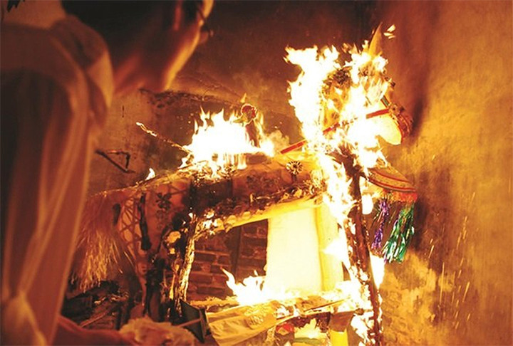 Thay vì đốt giấy - hãy đốt sân hận trong lòng. (Ảnh: Tiền Phong)