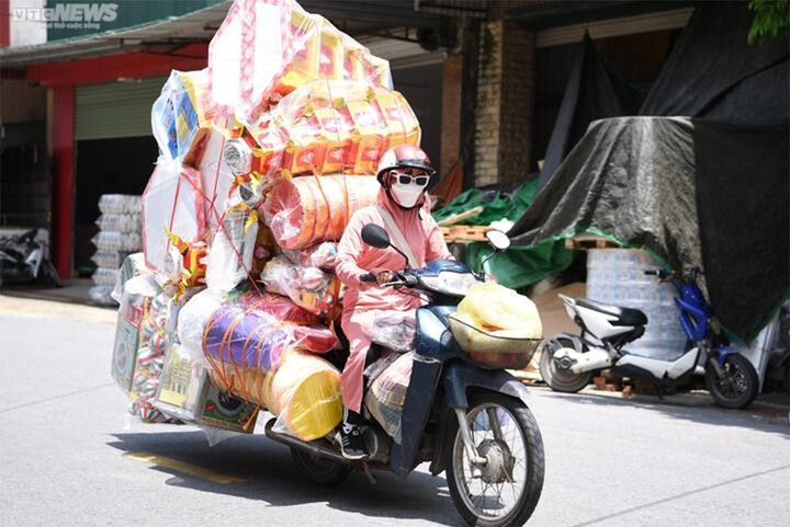 Mùa Vu lan là mùa tiêu thụ vàng mã với số lượng khổng lồ.