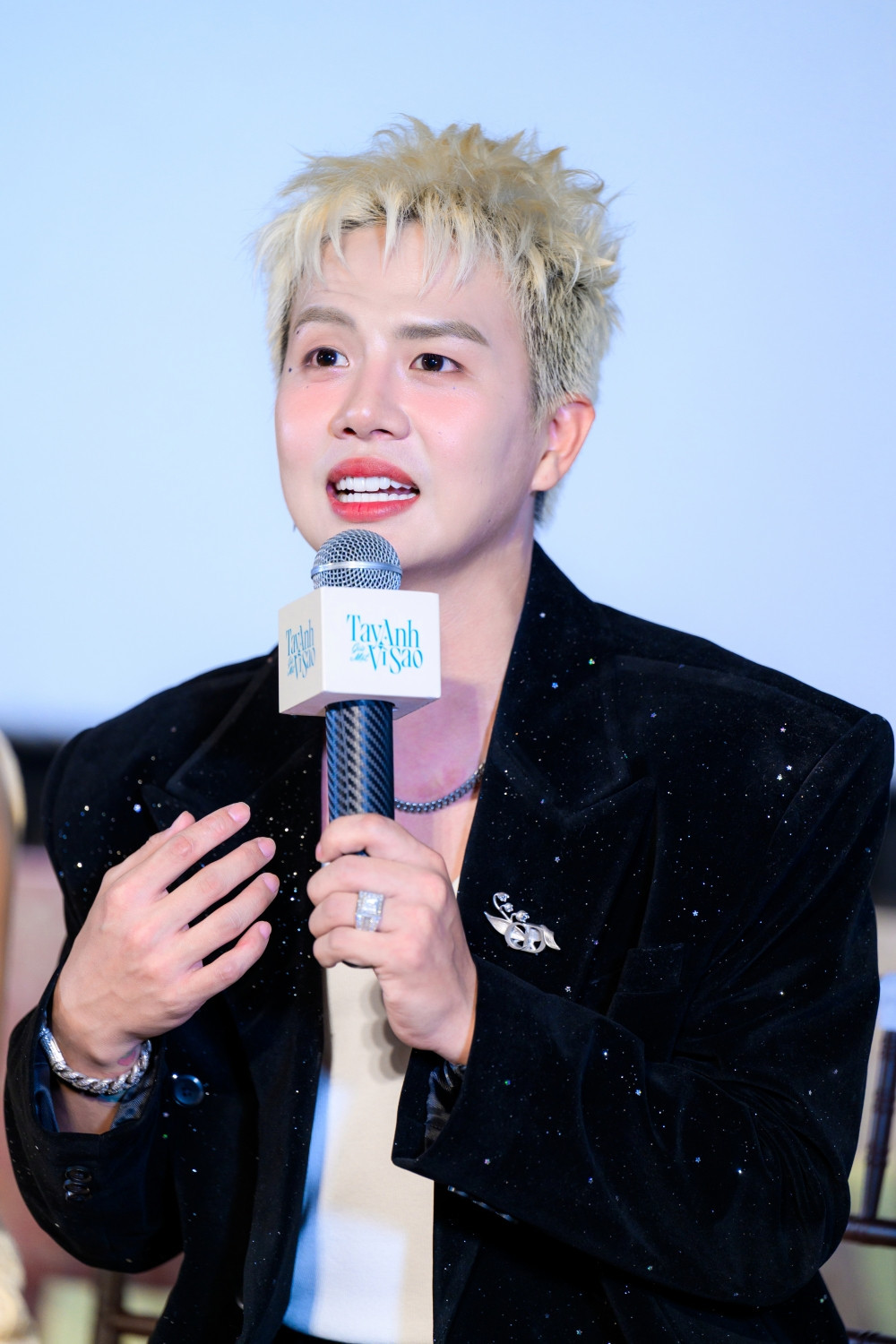 Duy Khánh nói gì về tin đồn bị chèn ép cản trở sự phát triển