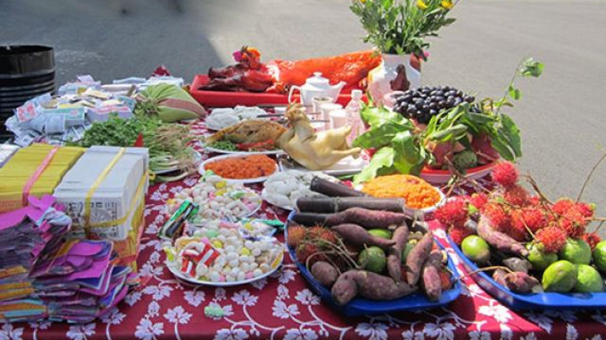 Hạn chót cúng cô hồn Rằm tháng 7: Cúng giờ nào để không trễ và cúng muộn quá vong linh có được hưởng hay không? - Ảnh 2.