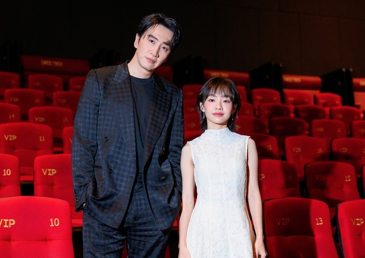 Lee Kwang Soo đóng cặp cùng Hoàng Hà trong phim.