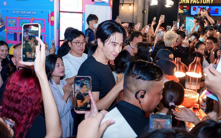 Lee Kwang Soo được khán giả vây kín khi tới Việt Nam quảng bá phim.