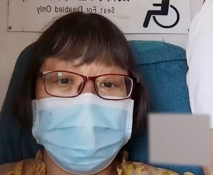 Yang bị thương nặng trong một vụ hỏa hoạn, cô thường đeo khẩu trang khi ra ngoài. (Ảnh: Thepaper)