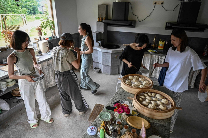 Những người phụ nữ trẻ tuổi đang tận hưởng cuộc sống riêng mình. (Ảnh: Getty)