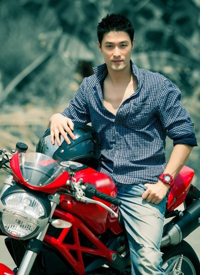 Nam diễn viên nổi tiếng, tuổi 51 độc thân trong cơ ngơi đẹp như resort, có con gái xinh như hoa hậu - Ảnh 1.