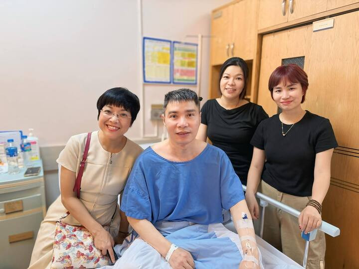 MC Thảo Vân đến thăm NSND Công Lý.