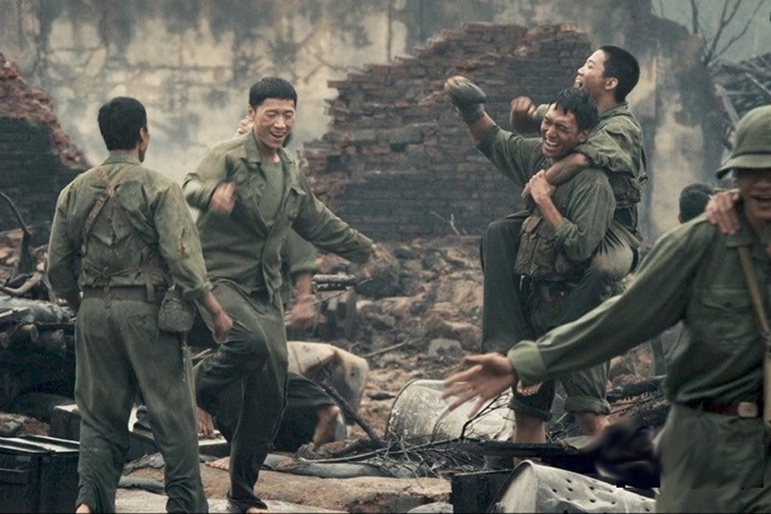 Tiến sát 500 tỷ, 'Mưa đỏ' đánh bại 'Lật mặt 7' với doanh thu cao thứ 2 lịch sử