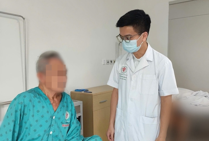 Sau điều trị 20 ngày, bệnh nhân tỉnh, tiếp xúc tốt, hết sốt, vết thương bàn chân và cẳng chân đang dần phục hồi.