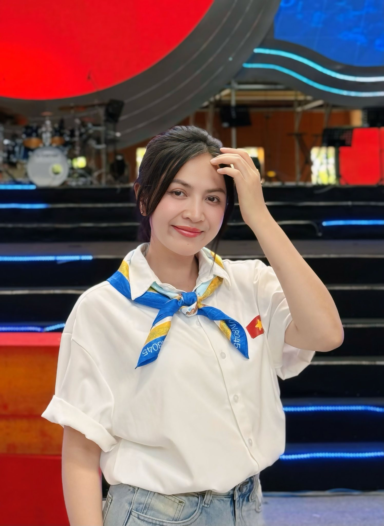 Vẻ đẹp giản dị của Duyên Quỳnh 'Viết tiếp câu chuyện hòa bình' - Ảnh 2.