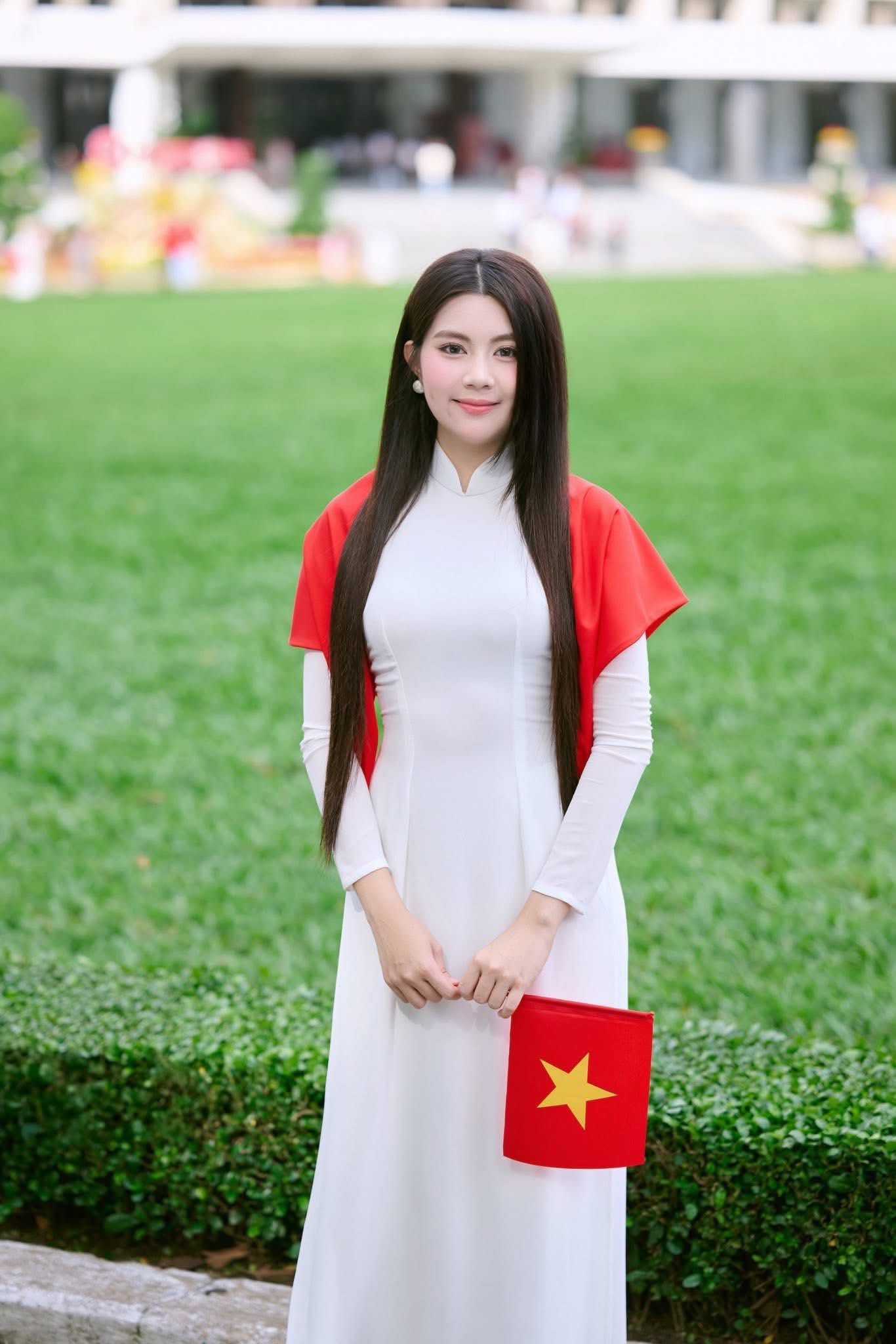 Con gái MC Quyền Linh khoe ảnh diện áo dài nhan sắc gây tranh luận lớn