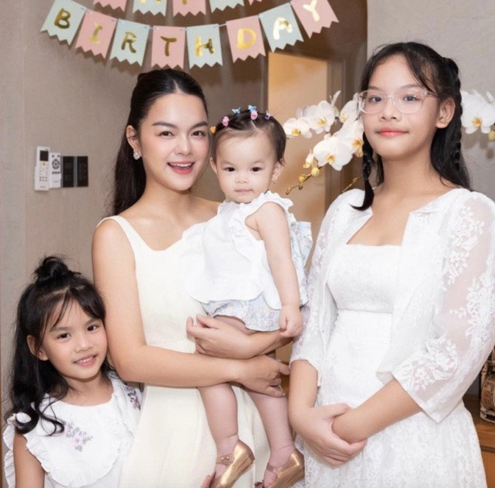 Nữ ca sĩ có cuộc sống bình yên bên 3 cô con gái.