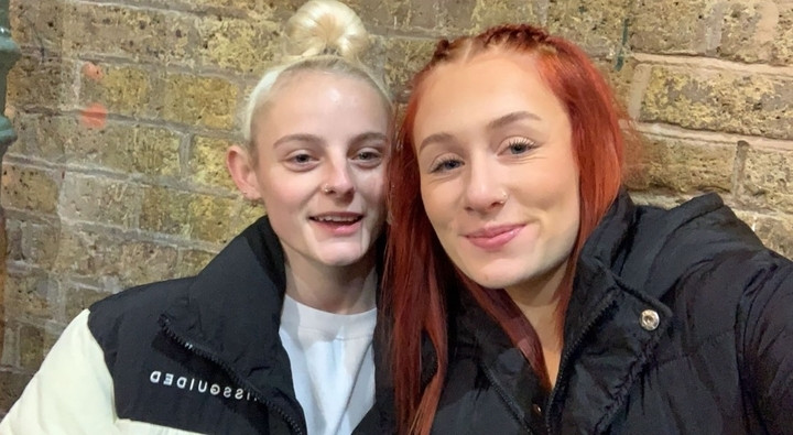 Millie (phải) và vị hôn phu Chelsea.