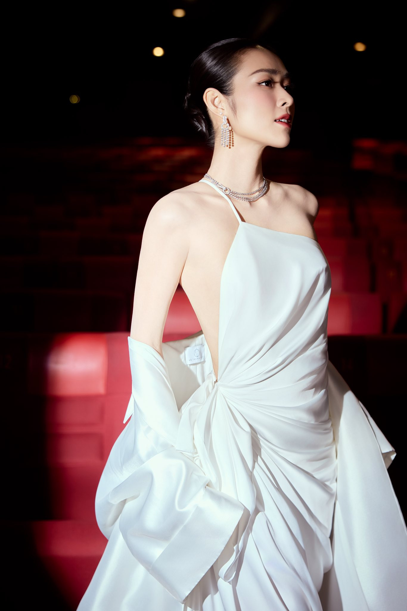 Sắc vóc đời thực của mỹ nhân 9X có 'vía' phim doanh thu trăm tỷ  - Ảnh 3.