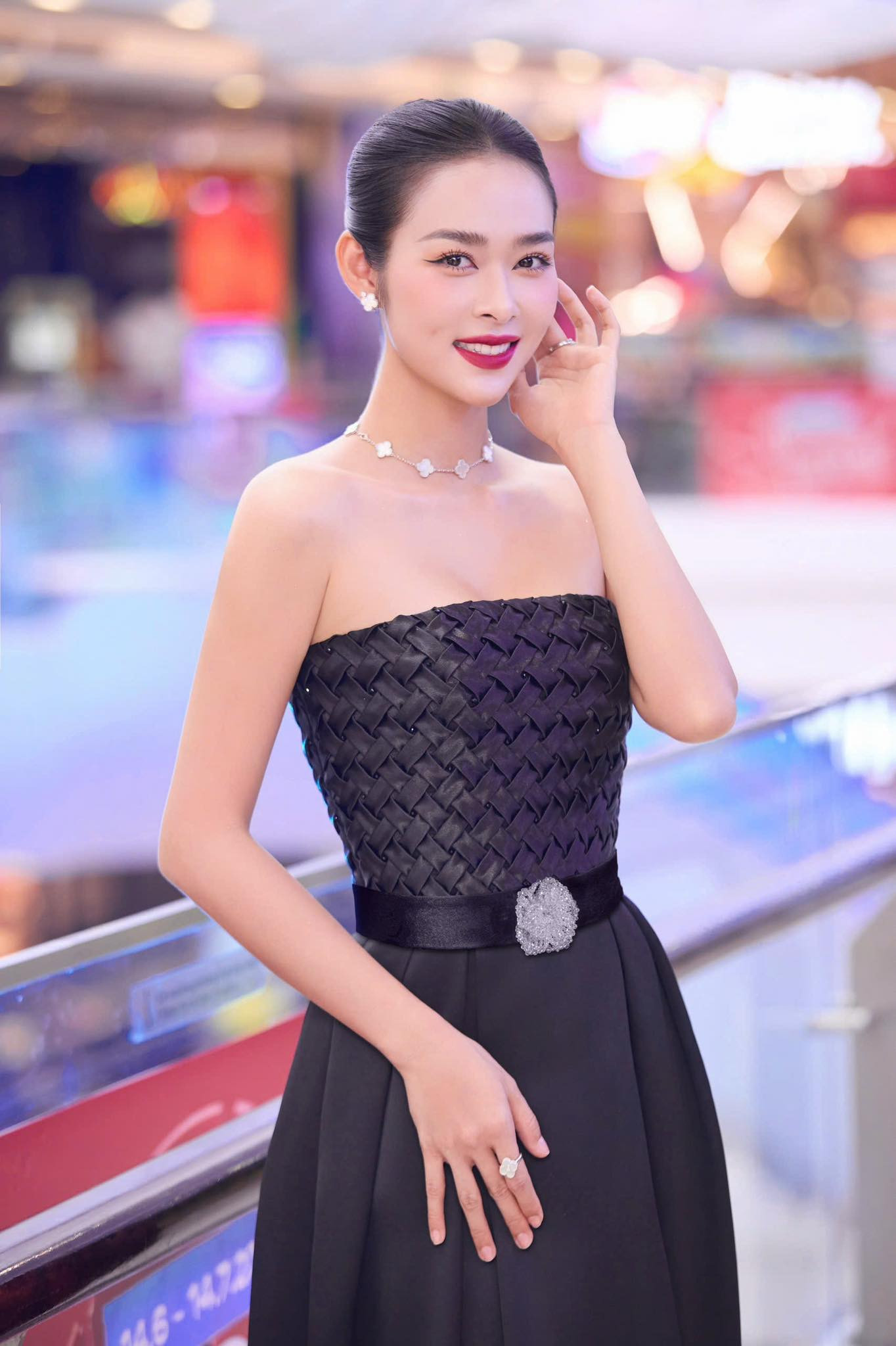 Sắc vóc đời thực của mỹ nhân 9X có 'vía' phim doanh thu trăm tỷ  - Ảnh 8.