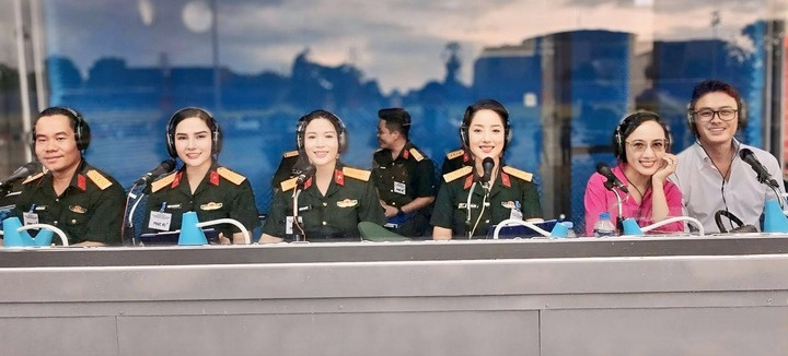 Tổ MC cho Lễ diễu binh, diễu hành dịp Cách mạng Tháng Tám thành công và Quốc khánh 2/9 (nhiệm vụ A80) gồm 13 thành viên, trong đó có 10 quân nhân (8 chính thức, 2 dự bị) và 3 nhân sự của VTV.