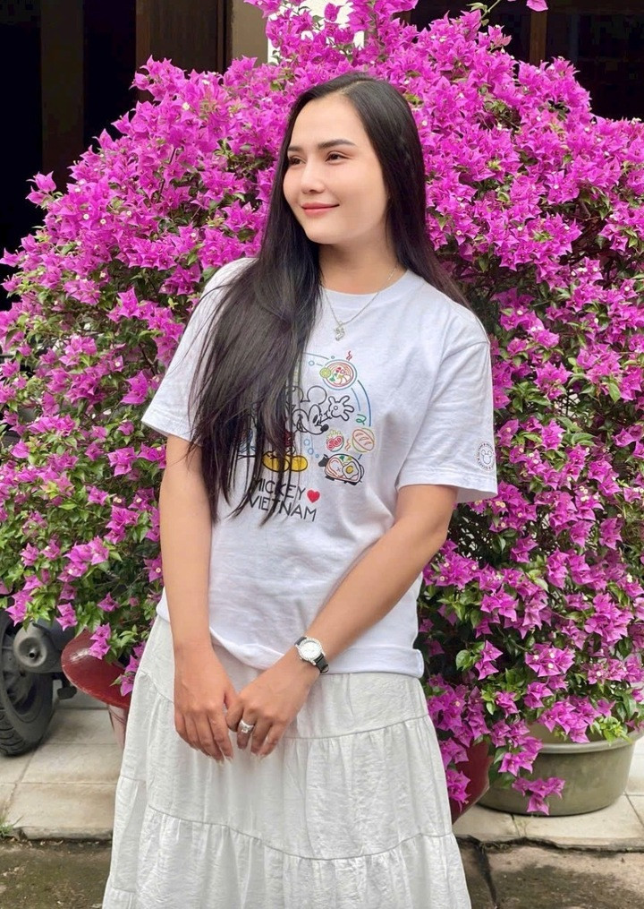 Ngọc Vũ thu hút người đối diện bởi vẻ đẹp ngọt ngào, phong cách nhẹ nhàng, nữ tính. Cô cho rằng, tinh thần tích cực chính là bí quyết để bản thân trẻ trung, rạng rỡ.